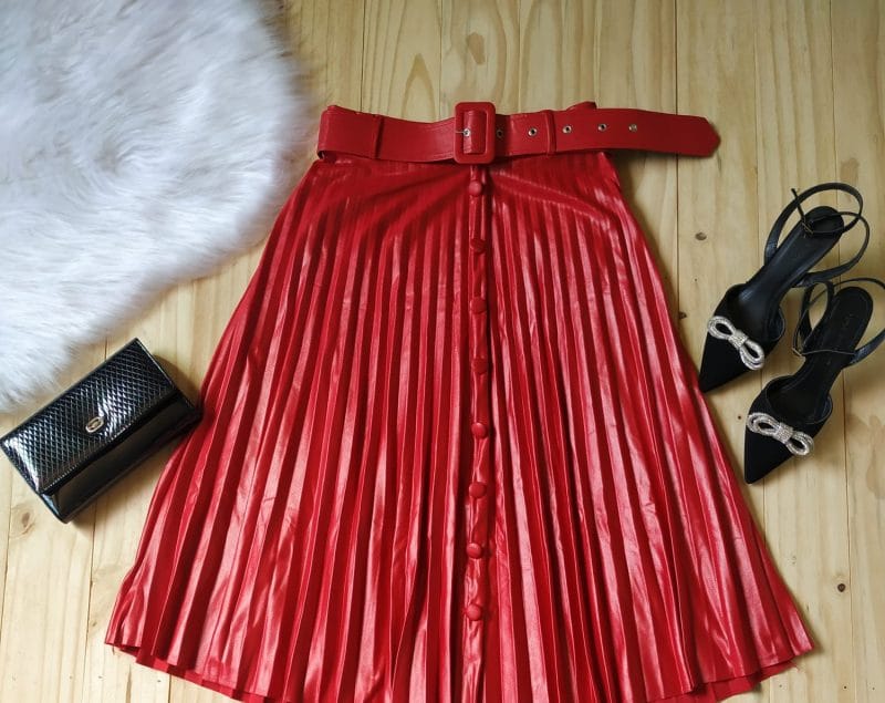 Saia Plissada Midi Tecido Cirre com Cinto Vermelho